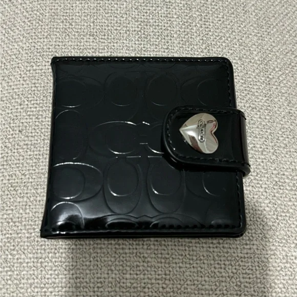 Coach Mirror Black Patent Leather Compact with Heart Snap - Picture 2 of 6